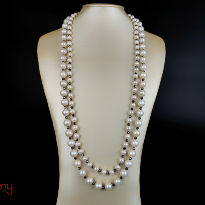 Long pearl necklace with 2 pearl chains